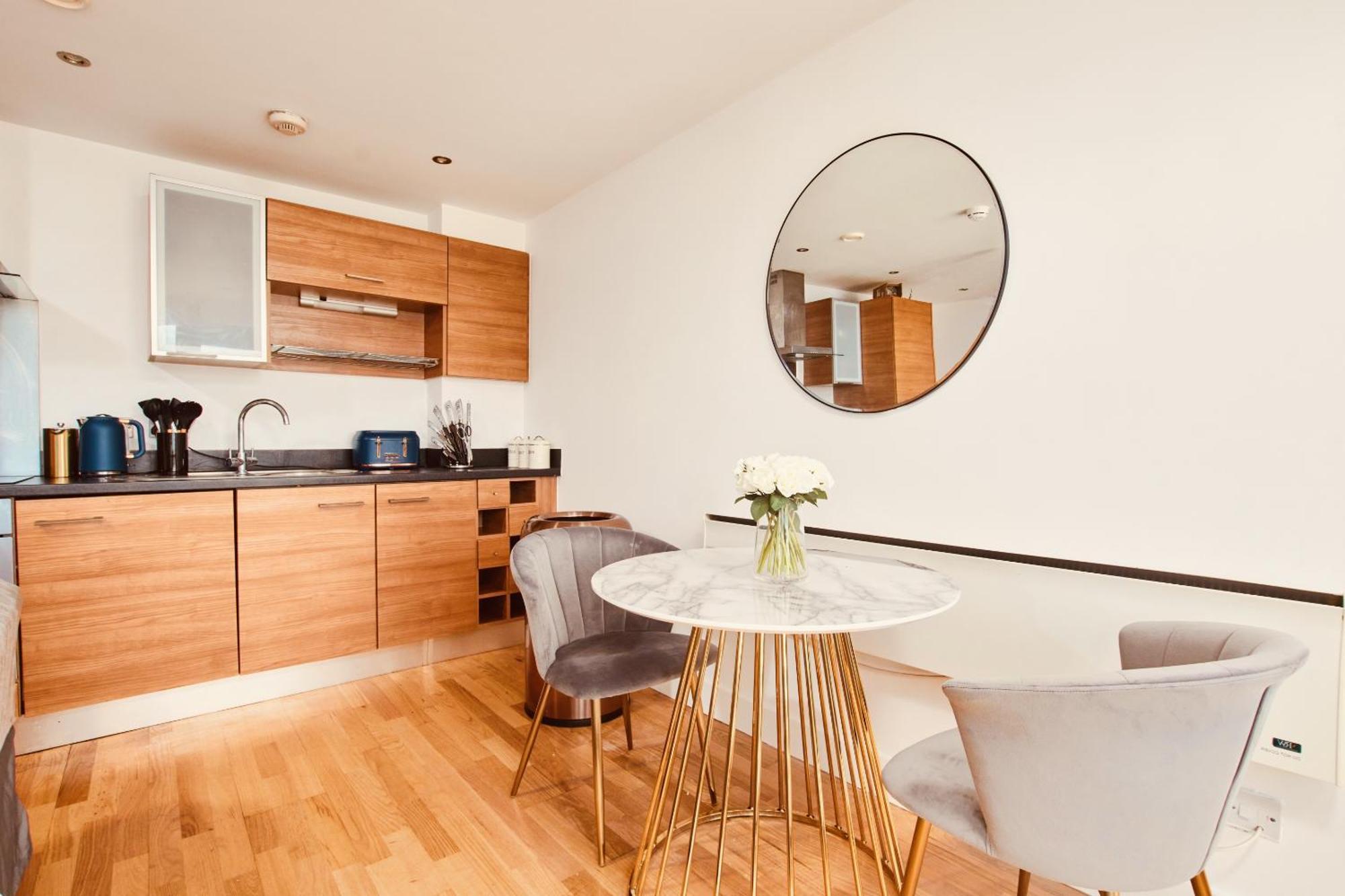 King Deluxe City Apt Large Balcony& Free Parking! Лийдс Екстериор снимка