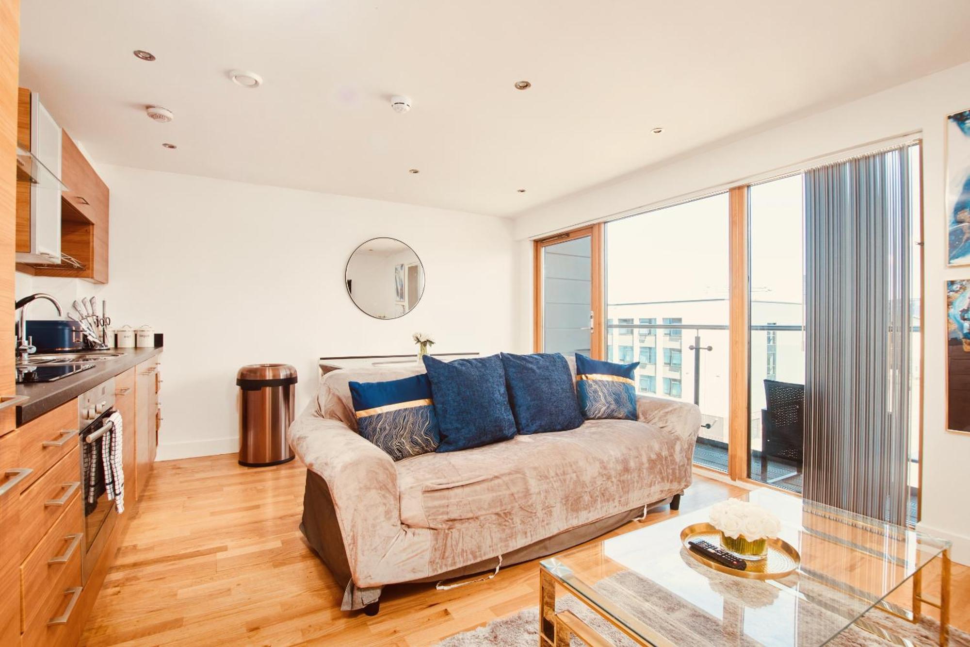 King Deluxe City Apt Large Balcony& Free Parking! Лийдс Екстериор снимка